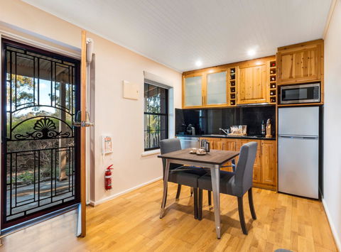 Stonewell Cottages And Vineyards - Australian Directory 12