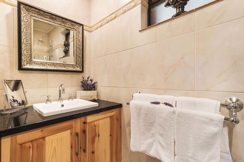 Stonewell Cottages And Vineyards - Australian Directory 30