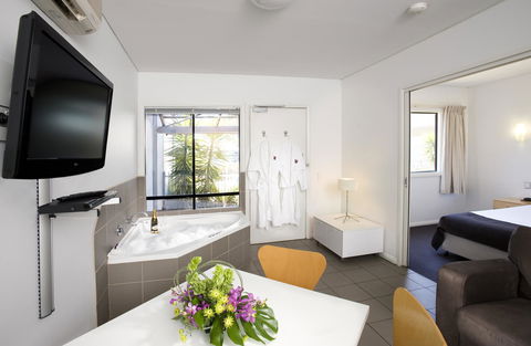 Majestic Oasis Apartments - Australian Directory 14