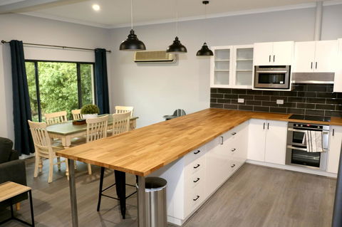 The Purple Door On Seaview - Australian Directory 2