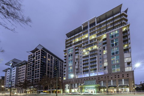 Oaks Adelaide Embassy Suites - Australian Directory 0
