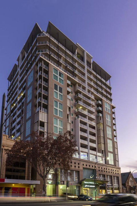 Oaks Adelaide Embassy Suites - Australian Directory 9