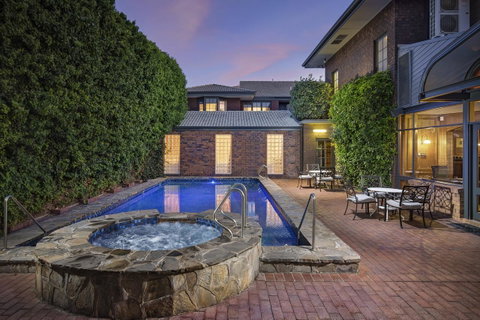 Adelaide Inn - Australian Directory 1