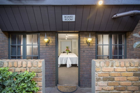 Adelaide Inn - Australian Directory 12