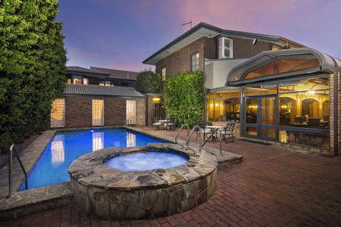 Adelaide Inn - Australian Directory 40