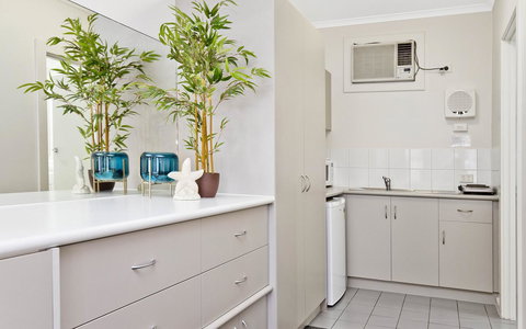 Glenelg Oasis Studios - Australian Directory 7