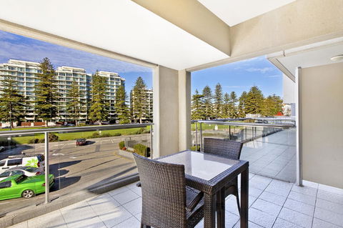 Glenelg Seaside Apartment - Australian Directory 11