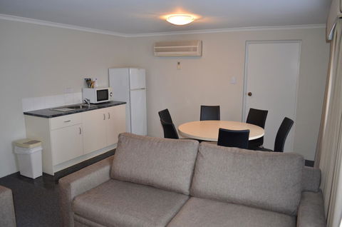 Arkana Motor Inn & Terrace Apartments - Australian Directory 11
