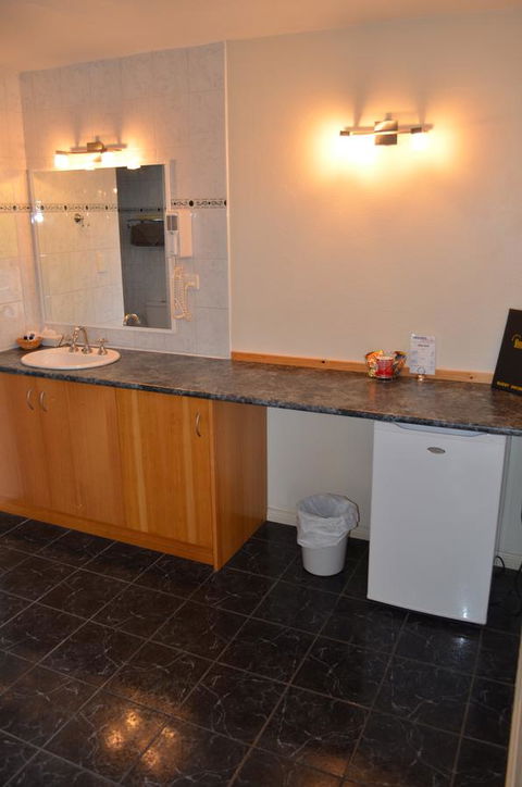 Arkana Motor Inn & Terrace Apartments - Australian Directory 37