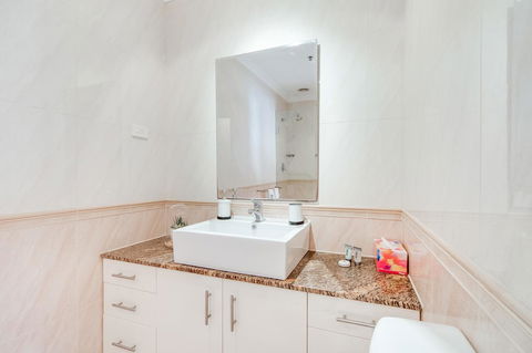 York Apartments On Grenfell - Australian Directory 13