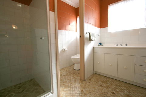 Lake Edge Apartments - Australian Directory 9