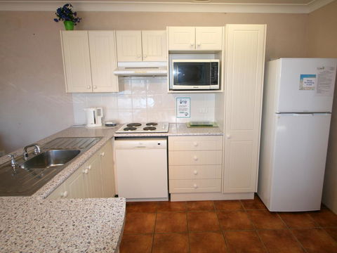 Lake Edge Apartments - Australian Directory 6