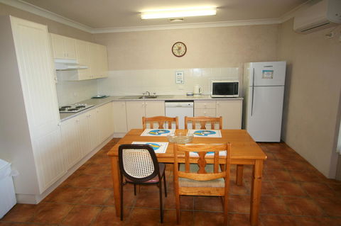 Lake Edge Apartments - Australian Directory 17