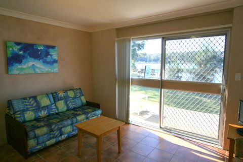 Lake Edge Apartments - Australian Directory 11