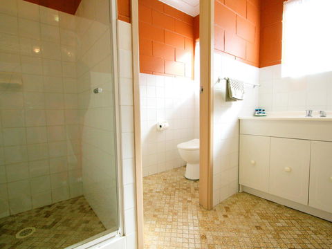 Lake Edge Apartments - Australian Directory 25