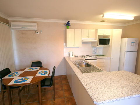 Lake Edge Apartments - Australian Directory 7