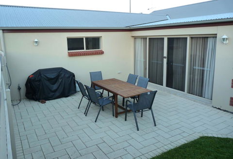 Longreach At Port Elliot - Australian Directory 26