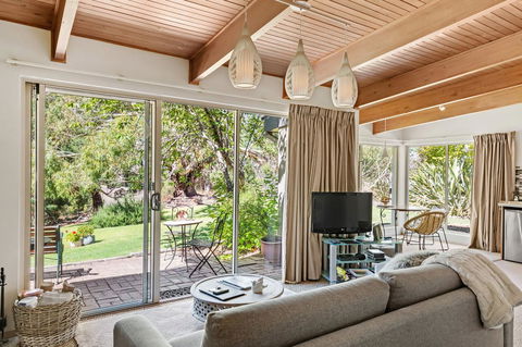 Adelaide Hills Retreats - Australian Directory 16