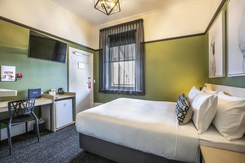 Nightcap At Exeter Hotel - Australian Directory 1