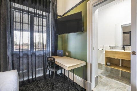 Nightcap At Exeter Hotel - Australian Directory 25