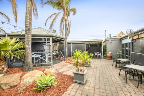 Nightcap At Exeter Hotel - Australian Directory 27