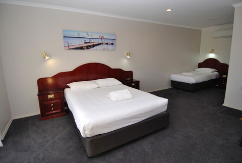 Hilton Beachfront Motel - Australian Directory 41