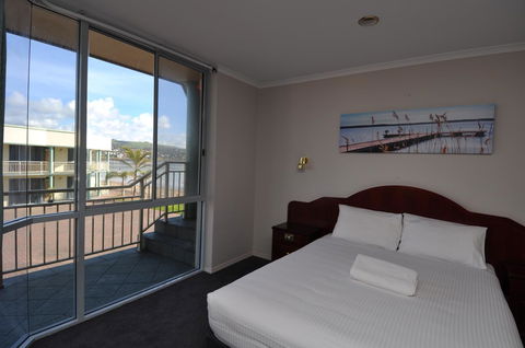 Hilton Beachfront Motel - Australian Directory 34