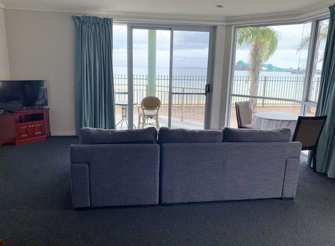 Hilton Beachfront Motel - Australian Directory 7