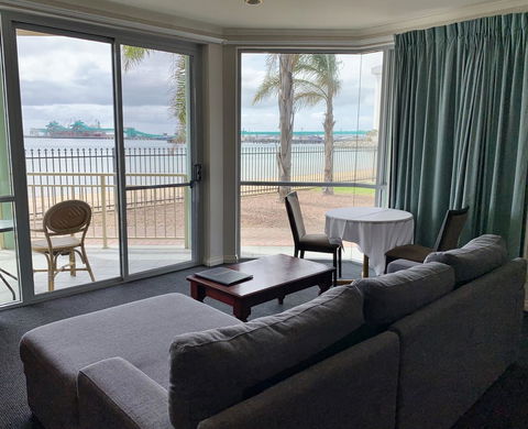 Hilton Beachfront Motel - Australian Directory 15
