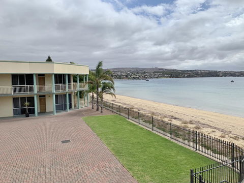 Hilton Beachfront Motel - Australian Directory 13