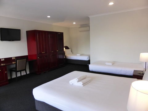 Hilton Beachfront Motel - Australian Directory 35
