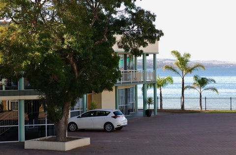 Hilton Beachfront Motel - Australian Directory 42