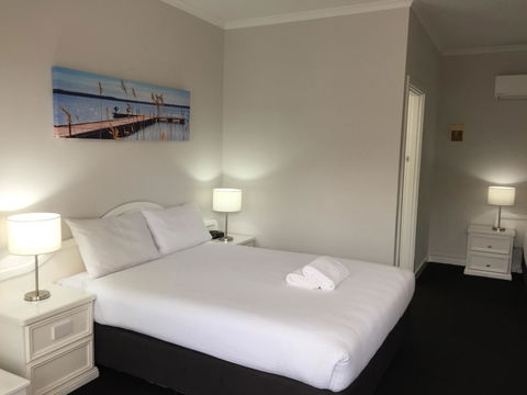 Hilton Beachfront Motel - Australian Directory 5