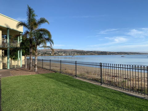 Hilton Beachfront Motel - Australian Directory 4