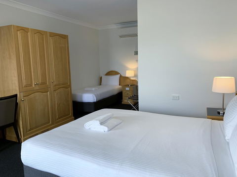 Hilton Beachfront Motel - Australian Directory 11