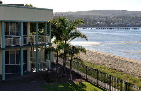 Hilton Beachfront Motel - Australian Directory 40