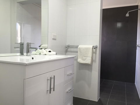Hilton Beachfront Motel - Australian Directory 37