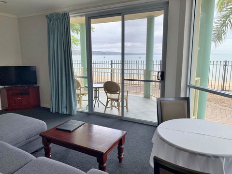 Hilton Beachfront Motel - Australian Directory 3