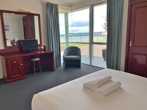 Hilton Beachfront Motel - Australian Directory 14