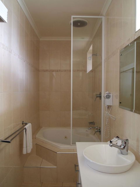 Hilton Beachfront Motel - Australian Directory 44