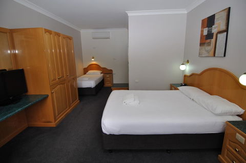 Hilton Beachfront Motel - Australian Directory 36