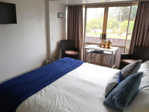 Nightcap At Hotel Victor - Australian Directory 12