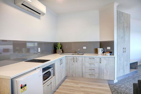 Limani Motel - Australian Directory 13