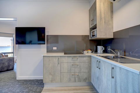 Limani Motel - Australian Directory 1