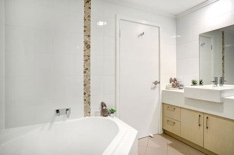 Limani Motel - Australian Directory 9
