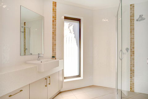 Limani Motel - Australian Directory 36