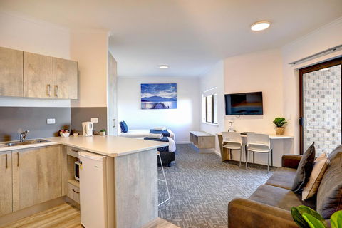 Limani Motel - Australian Directory 35
