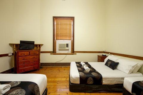 City Centre Motel Hotel - Australian Directory 1