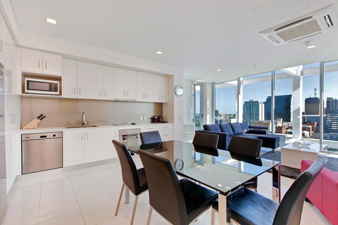 Light And Spacious, Stunning Views Of Adelaide - Australian Directory 3