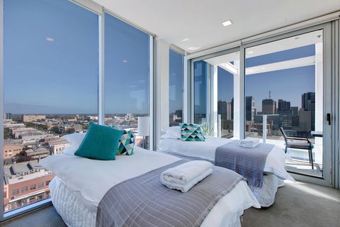 Light And Spacious, Stunning Views Of Adelaide - Australian Directory 6